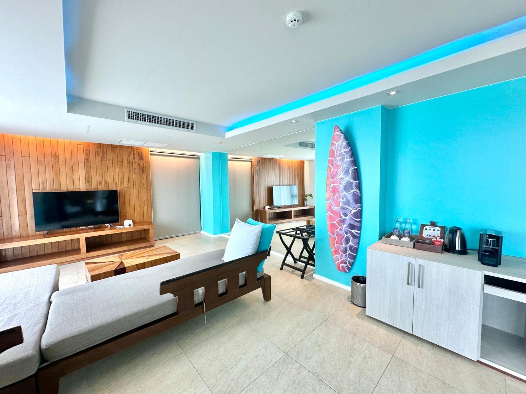 Zenmaya Oceanfront Phuket, Trademark Collection By Wyndham Patong Kültér fotó A suite at the hotel